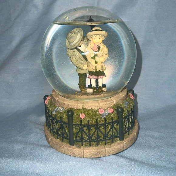 Vintage Kim Anderson’s “Forever Young” musical snow globe - Picture 1 of 3